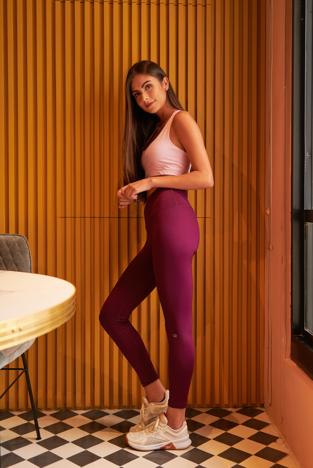 Set deportivo rosado con leggings de pretina alta y top cómodo. Diseño versátil para entrenar o regalar.